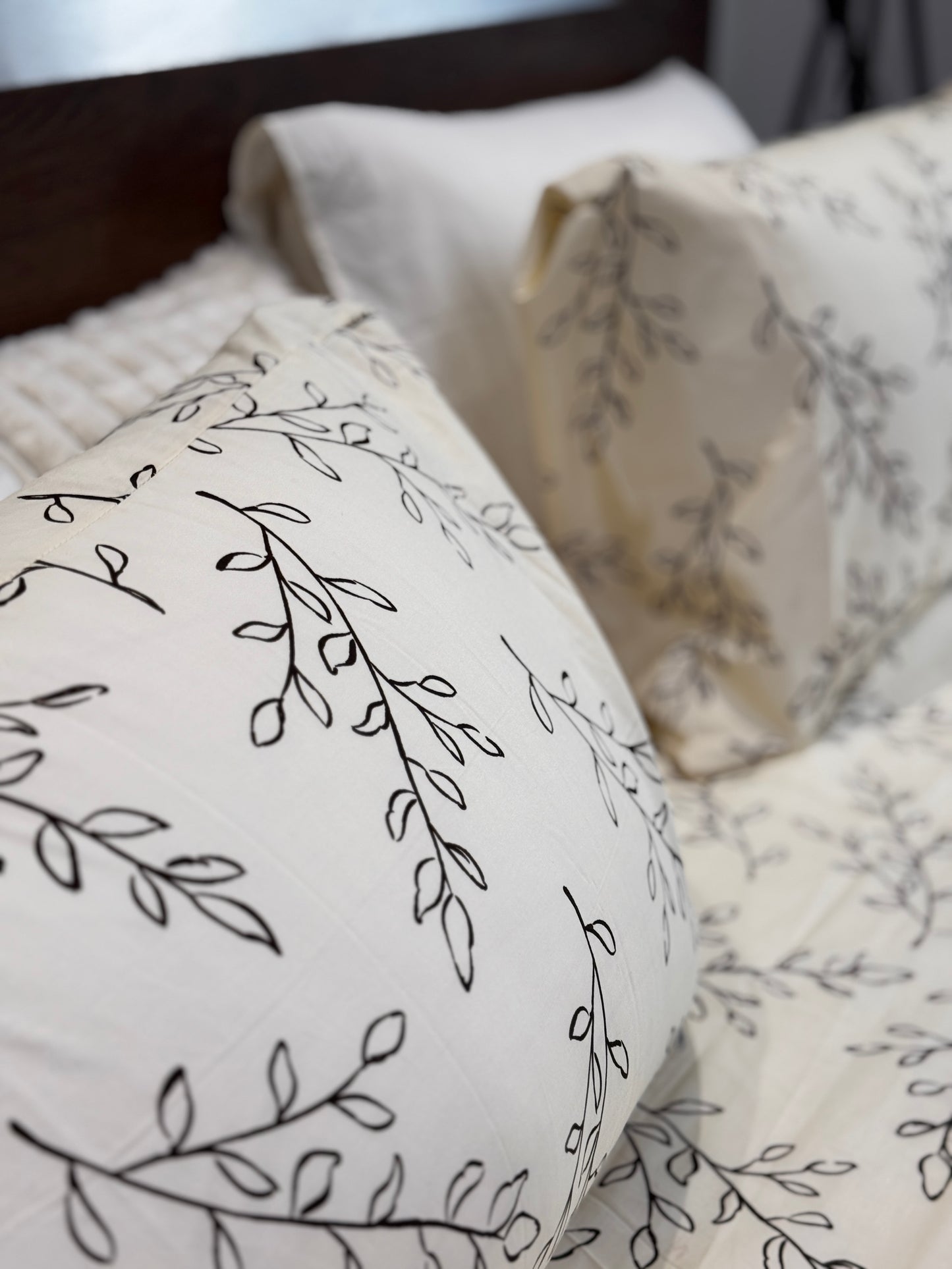 Vineyard Print Cotton King Size Bedsheet with Pillowcases – Soft Bedding (108 x 102 Inches)