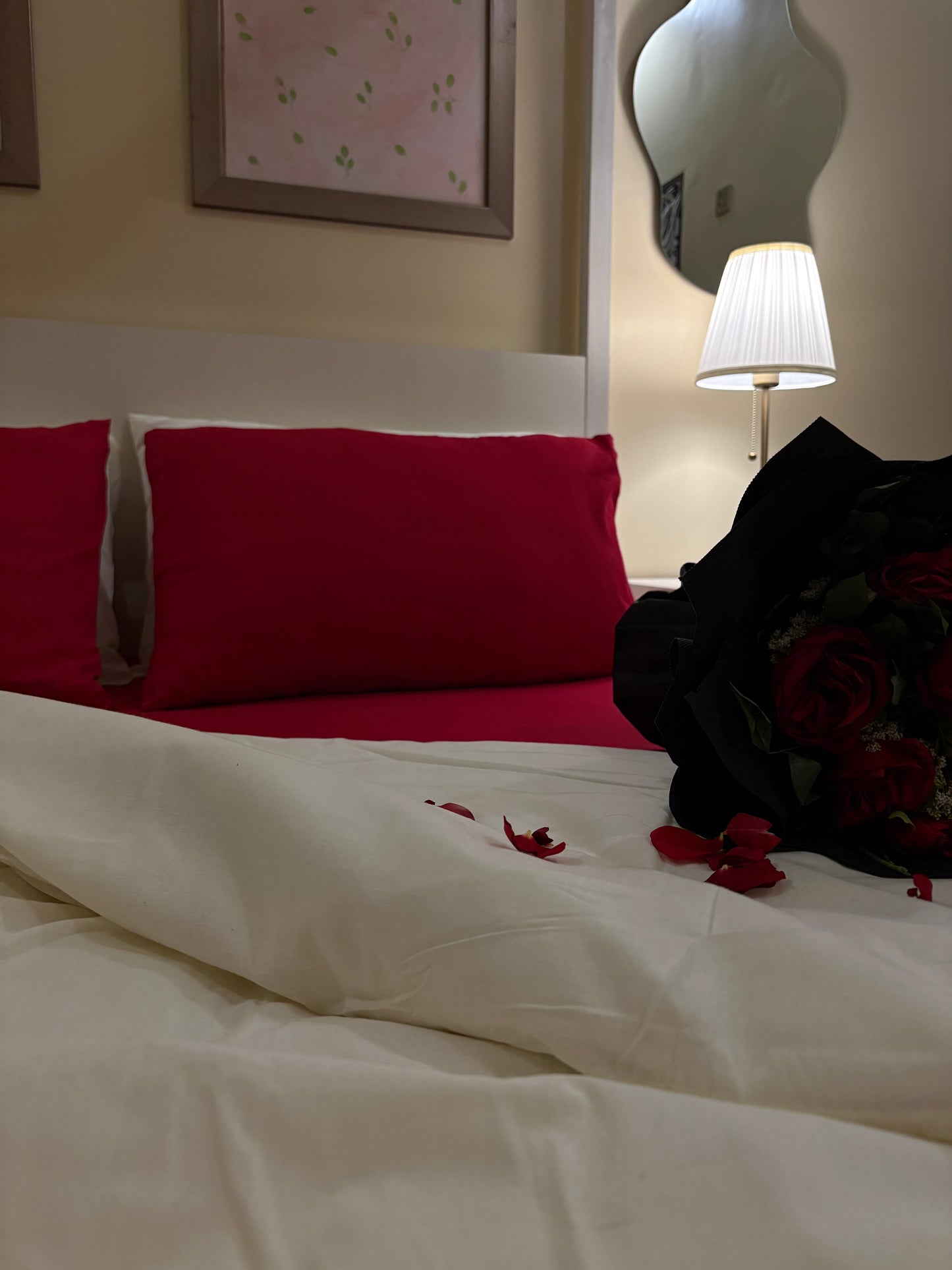 White Duvet Set With Red Fitted Sheet | King Size