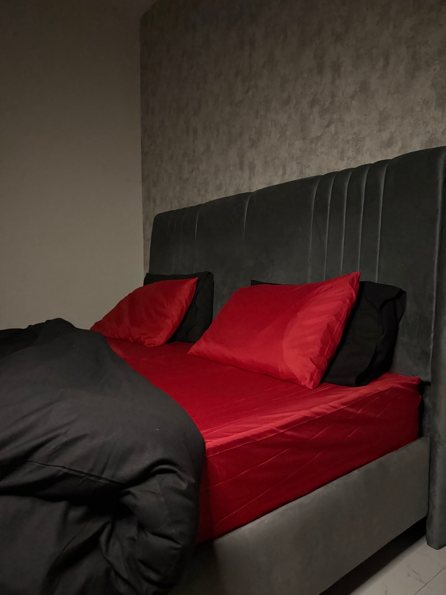 Black Duvet Set With Red Fitted Sheet - King Size