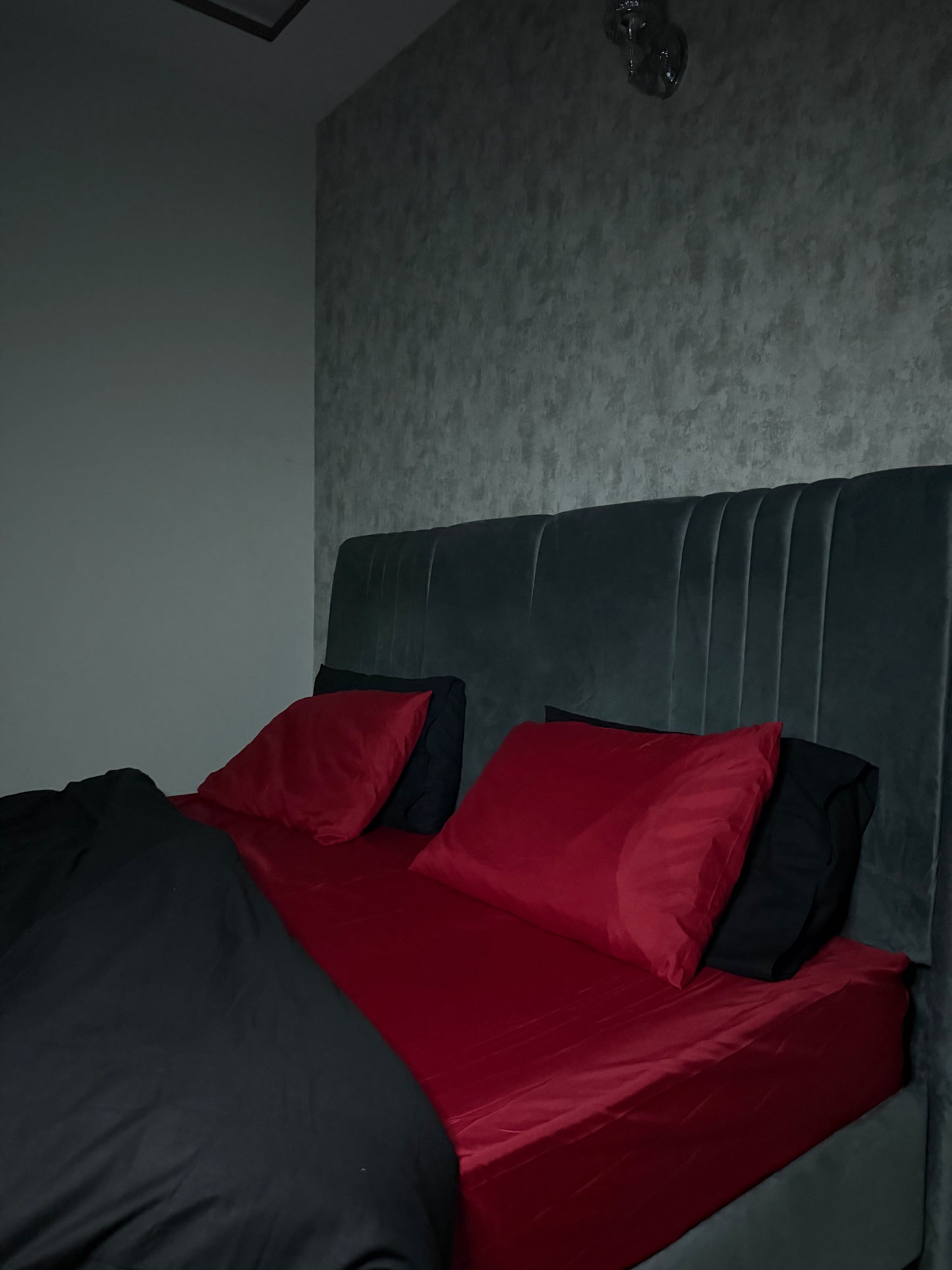 Black Duvet Set With Red Fitted Sheet - King Size