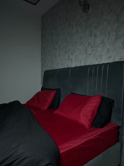 Black Duvet Set With Red Fitted Sheet - King Size