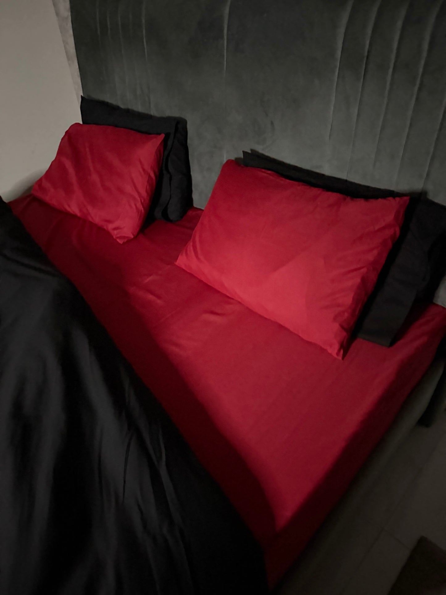 Black Duvet Set With Red Fitted Sheet - King Size