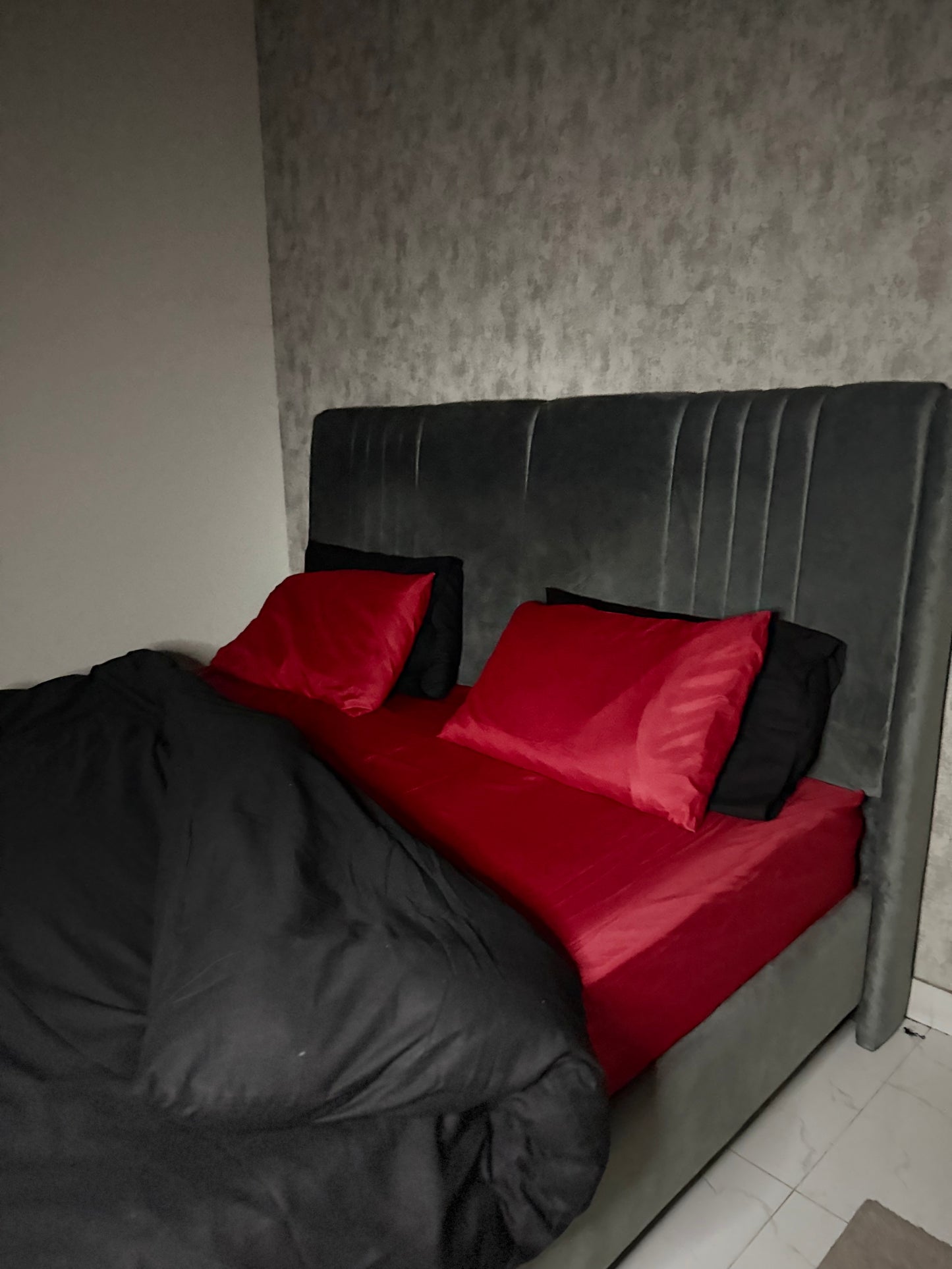 Black Duvet Set With Red Fitted Sheet - King Size