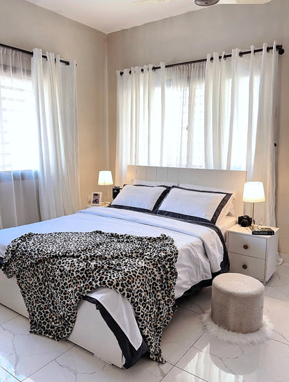 Linen Loft Monarch Hotel Collection| White & Black Contrast-Border Duvet Set